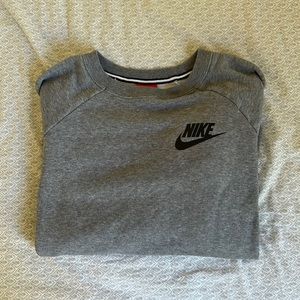 Women’s Nike crew neck sweatshirt. Heather gray.